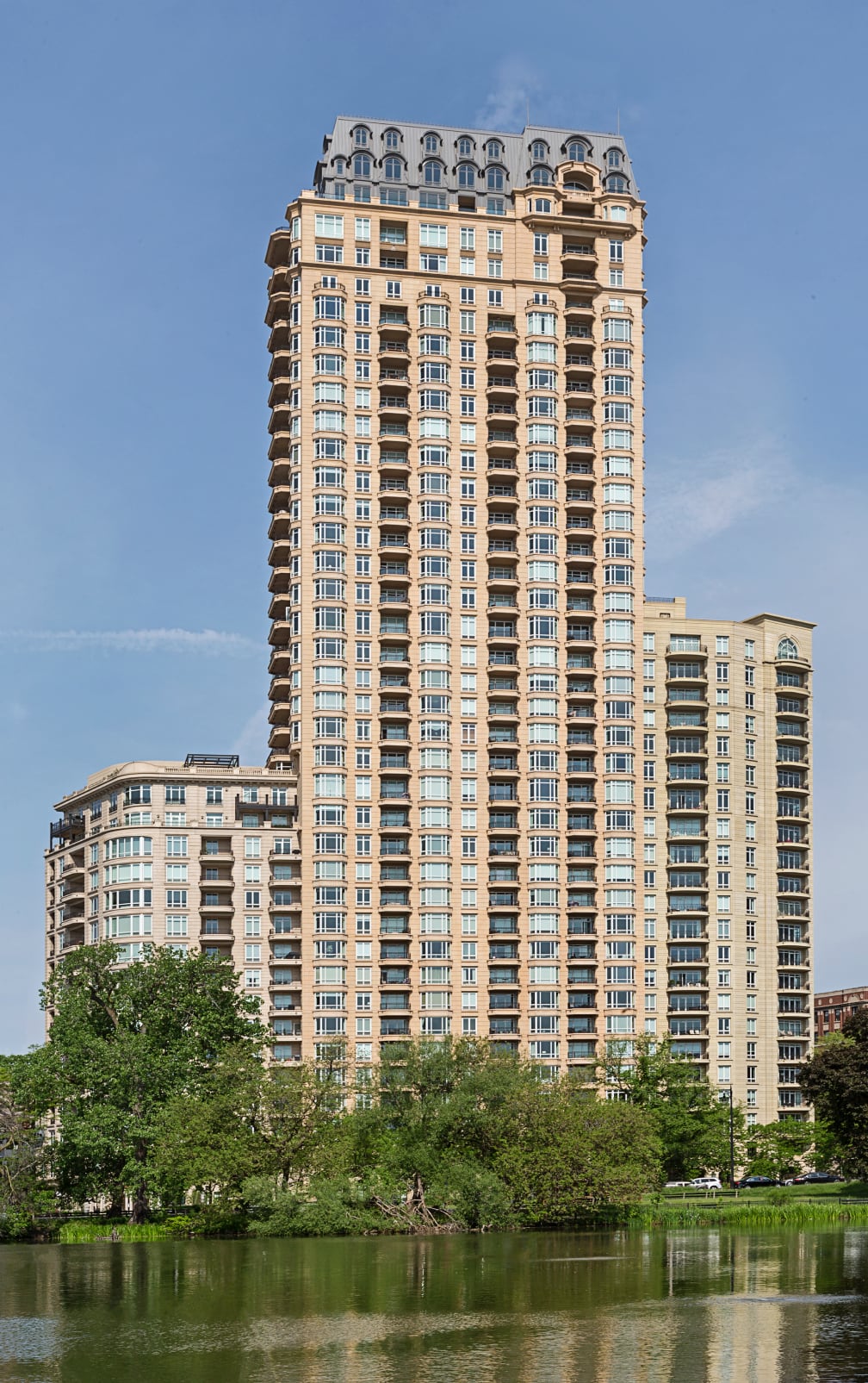 https://lucienlagrange.com/wp-content/uploads/2021/02/lincoln-park-2550-building.jpg